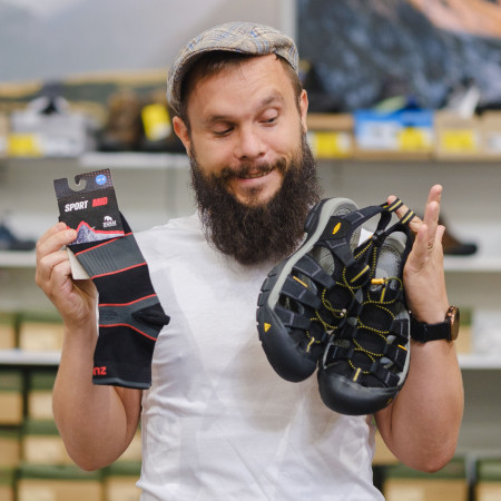 E vremea să-ți aerisești sandalele. Iar șosetele? Nicio problemă, și pe ele!