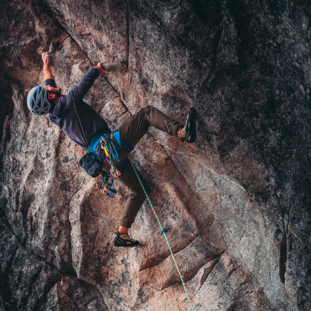 Echipează-te pentru Via Ferrata, perete sau bouldering