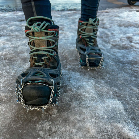 Colțari vs. crampoane antiderapante – când să le porți și pe care să alegi?