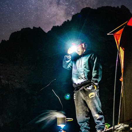 Lanterna frontală vs. telefonul: știm cine câștigă.